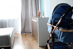 093. Pokoj dziecięcy w pasy turkusowy niebieski bialy drewno szafa ikea baby room stripes turquise blue white wood wardrobe