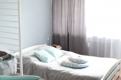 094. Pokoj dziecięcy w pasy turkusowy niebieski bialy drewno szafa ikea baby room stripes turquise blue white wood wardrobe