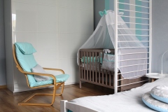 095. Pokoj dziecięcy w pasy turkusowy niebieski bialy drewno szafa ikea baby room stripes turquise blue white wood wardrobe