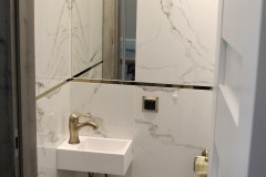 097.-toaleta-biala-carrara-zlote-dodatki