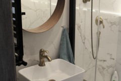 098.-lazienka-carrara-zlote-dodatki-bateria-okragle-lustro-czarne-elementy