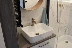 099.-lazienka-carrara-zlote-dodatki-bateria-okragle-lustro-czarne-elementy