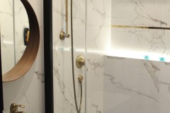 100.-lazienka-carrara-zlote-dodatki-bateria-okragle-lustro-czarne-elementy