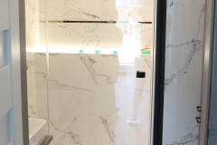 101.-lazienka-carrara-zlote-dodatki-bateria-okragle-lustro-czarne-elementy