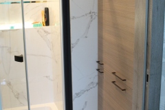 102.-lazienka-carrara-zlote-dodatki-bateria-okragle-lustro-czarne-elementy