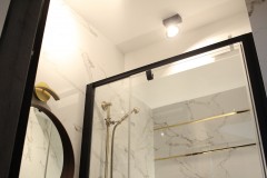 103.-lazienka-carrara-zlote-dodatki-bateria-okragle-lustro-czarne-elementy