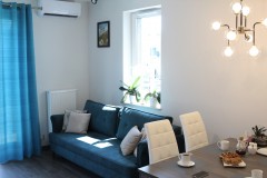 111.-salon-panele-pergo-morska-sofa-bialy-szary