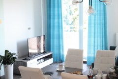 112.-salon-panele-pergo-morska-sofa-bialy-szary