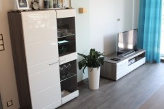 113.-salon-panele-pergo-morska-sofa-bialy-szary