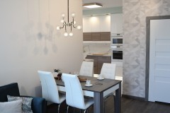 115.-salon-panele-pergo-morska-sofa-bialy-szary