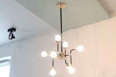 117.-salon-panele-pergo-morska-sofa-bialy-szary-lampa-zumaline