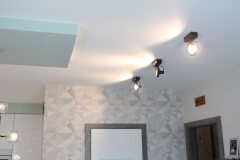 118.-salon-panele-pergo-morska-sofa-bialy-szary-lampy-azardo