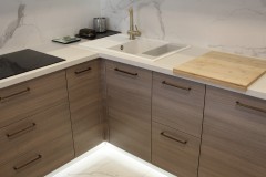 121.-kuchnia-bialy-polysk-drewniany-dekor-carrara-nakrapiany-blat-zlote-dodatki