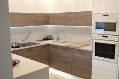 122.-kuchnia-bialy-polysk-drewniany-dekor-carrara-nakrapiany-blat-zlote-dodatki