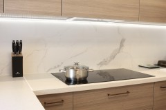 123.-kuchnia-bialy-polysk-drewniany-dekor-carrara-nakrapiany-blat-zlote-dodatki