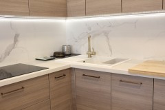 124.-kuchnia-bialy-polysk-drewniany-dekor-carrara-nakrapiany-blat-zlote-dodatki