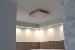 125.-kuchnia-bialy-polysk-drewniany-dekor-carrara-nakrapiany-blat-zlote-dodatki