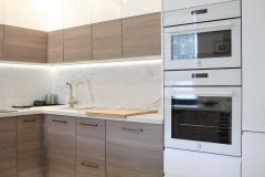 126.-kuchnia-bialy-polysk-drewniany-dekor-carrara-nakrapiany-blat-zlote-dodatki