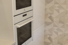 127.-kuchnia-bialy-polysk-drewniany-dekor-carrara-nakrapiany-blat-zlote-dodatki