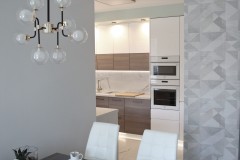 128.-kuchnia-bialy-polysk-drewniany-dekor-carrara-nakrapiany-blat-zlote-dodatki