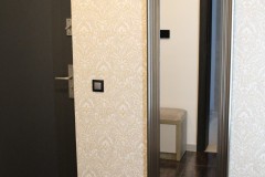 129.-przedpokoj-metaliczna-plytka-zlote-lustro-tapeta-w-kawiaty