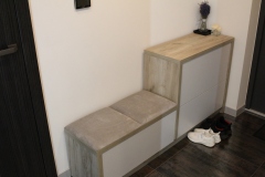 130.-przedpokoj-metaliczna-plytka-tapicerowane-siedzisko-panele-dappi