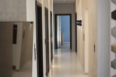 131.-dlugi-przedpokoj-korytarz-ledy-ciekawe-oswietlenie-kinkiety-betonowy-tynk