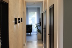 132.-dlugi-przedpokoj-korytarz-ledy-ciekawe-oswietlenie-kinkiety-betonowy-tynk