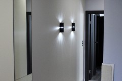 133.-dlugi-przedpokoj-korytarz-ledy-ciekawe-oswietlenie-kinkiety-betonowy-tynk