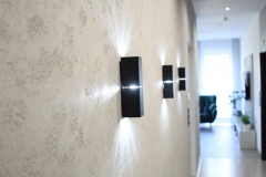 134.-dlugi-przedpokoj-korytarz-ledy-ciekawe-oswietlenie-kinkiety-betonowy-tynk
