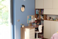 136.-pokoj-dzieciecy-dla-dziewczynki-panele-tapicerowane-dappi-rozowy-trojkaty-niebieski-meble-na-wymiar-biale-pasy