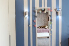 137.-pokoj-dzieciecy-dla-dziewczynki-panele-tapicerowane-dappi-rozowy-trojkaty-niebieski-meble-na-wymiar-biale-pasy