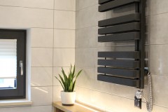 140.-lazienka-szara-drewno-czarny-grzejnik-mozaika-goccia-wanna-wolnostojaca-umywalki-nablatowe