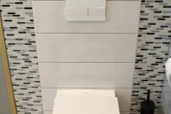 141.-lazienka-szara-drewno-czarny-grzejnik-mozaika-goccia-wanna-wolnostojaca-umywalki-nablatowe