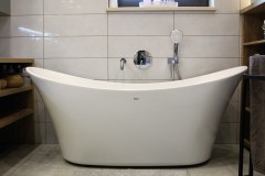 142.-lazienka-szara-drewno-czarny-grzejnik-mozaika-goccia-wanna-wolnostojaca-umywalki-nablatowe