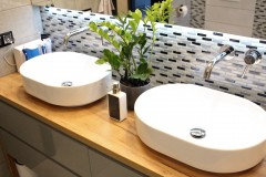 144.-lazienka-szara-drewno-czarny-grzejnik-mozaika-goccia-wanna-wolnostojaca-umywalki-nablatowe