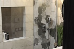 147.-szara-lazienka-loftowa-okragle-lustro-hexagony-bateria-podtynkowa-prysznic-bez-brodzika