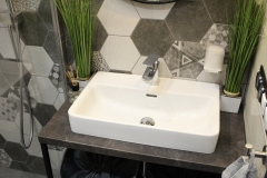 148.-szara-lazienka-loftowa-okragle-lustro-hexagony-bateria-podtynkowa-prysznic-bez-brodzika