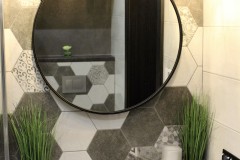 149.-szara-lazienka-loftowa-okragle-lustro-hexagony-bateria-podtynkowa-prysznic-bez-brodzika