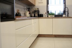 151.-kuchnia-magnolia-drewno-lakierowana-bez-uchwytow-hexagony-lacobel-pomiedzy-szafkami