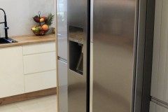 152.-kuchnia-magnolia-drewno-lakierowana-bez-uchwytow-hexagony-lacobel-pomiedzy-szafkami