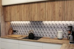 153.-kuchnia-magnolia-drewno-lakierowana-bez-uchwytow-hexagony-lacobel-pomiedzy-szafkami