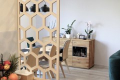 154.-kuchnia-magnolia-drewno-lakierowana-bez-uchwytow-hexagony-dcopanel-lacobel-pomiedzy-szafkami