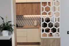 155.-kuchnia-magnolia-drewno-lakierowana-bez-uchwytow-hexagony-dcopanel-lacobel-pomiedzy-szafkami