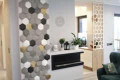 156.-salon-panele-pergo-plytki-betonowe-decopanel-hexagoy-zielen-butelkowa-zlote-dodatki-czarne-lampy-beton-led