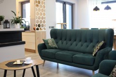 157.-salon-panele-pergo-plytki-betonowe-decopanel-hexagoy-zielen-butelkowa-zlote-dodatki-czarne-lampy-beton-led