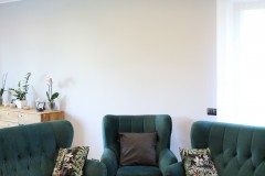 159.-salon-panele-pergo-plytki-betonowe-decopanel-hexagoy-zielen-butelkowa-zlote-dodatki-czarne-lampy-beton-led