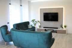 160.-salon-panele-pergo-plytki-betonowe-decopanel-hexagoy-zielen-butelkowa-zlote-dodatki-czarne-lampy-beton-led