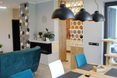 161.-salon-panele-pergo-plytki-betonowe-decopanel-hexagoy-zielen-butelkowa-zlote-dodatki-czarne-lampy-beton-led