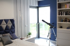 162.-sypialnia-granatowa-tapicerowane-wezglowie-panele-dapi-trojkaty-panele-pergo-pasy-sufit-obnizany